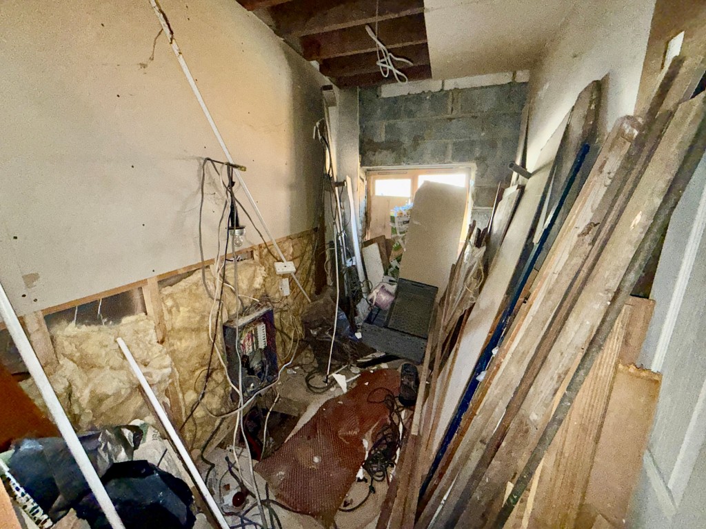 Lot: 41 - LARGE HOUSE AND FIVE GARAGES WITH POTENTIAL - Utility room